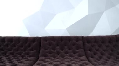 Beyaz kaplamalı modern kahverengi kanepe.