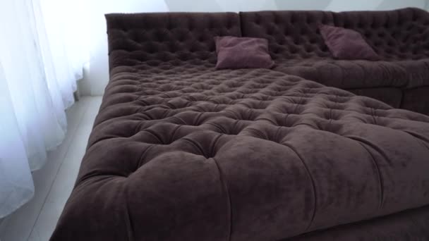 Moderno apartamento interior. Salón con sofá de cuero marrón — Vídeos de Stock