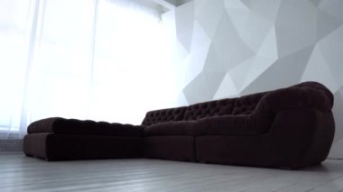 Oturma odasında yastıklı rahat kanepe. Uzaklaş.