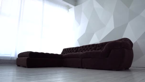 Kenyamanan, furnitur dan konsep interior - sofa dengan bantal di ruang tamu yang nyaman, zoom in — Stok Video