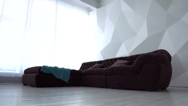 Домашній інтер'єр і концепція декору - сучасна вітальня з коричневими меблями, збільшити — стокове відео