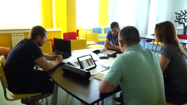 un groupe d'étudiants de premier cycle discutent de la formation continue 