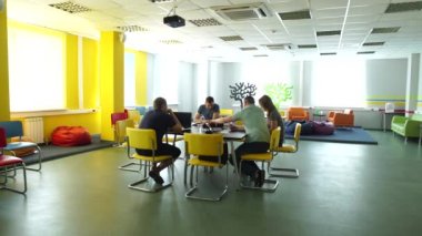Üniversite öğrencileri grup çalışması. Proje hazırlığı. Not alın.