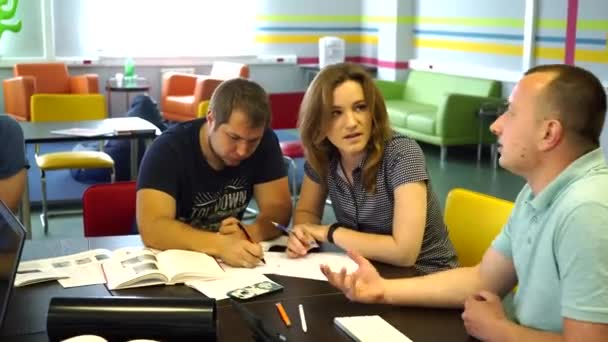 College studenci grupa studiować razem przygotować projekt notatki — Wideo stockowe