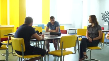 Grup modern ofiste toplantı ya da sunum yapıyor