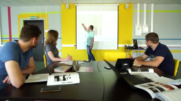 Educación, escuela secundaria, universidad, enseñanza y concepto de personas - grupo de estudiantes y profesores — Vídeo de stock