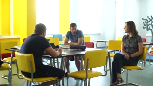 Grupo que tem uma reunião ou apresentação no escritório moderno — Vídeo de Stock