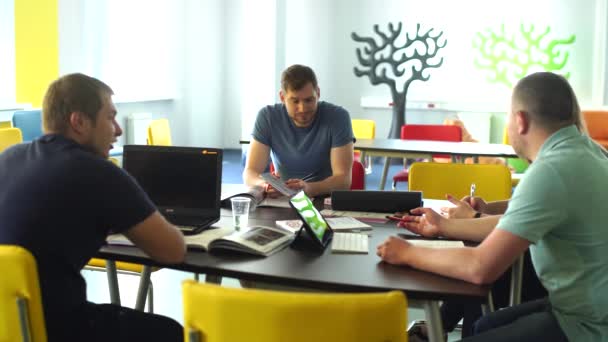 Un groupe de gens d'affaires indépendants réunis à une table ronde dans le bureau — Video