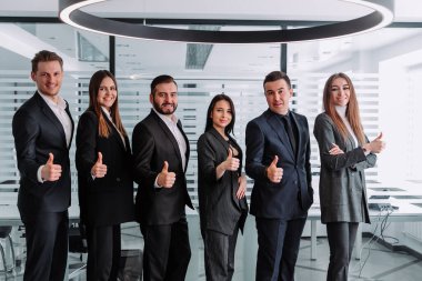Bir grup iyi iş adamı. Takım çalışması ve işbirliği kavramı