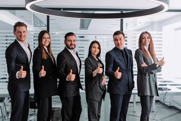 Bir grup iyi iş adamı. Takım çalışması ve işbirliği kavramı