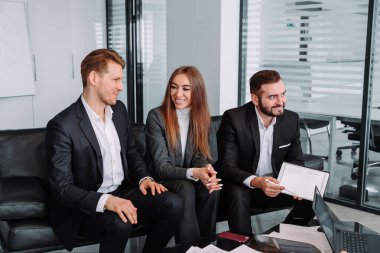 Ofisteki iş toplantısında iş arkadaşları konuyu tartışıyor