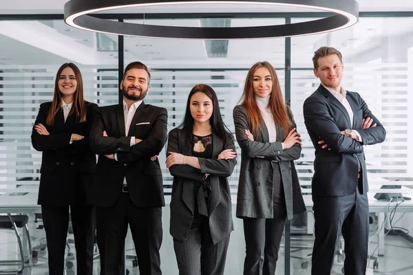 Ofiste işçilerle poz veren çeşitli profesyonel iş liderleri