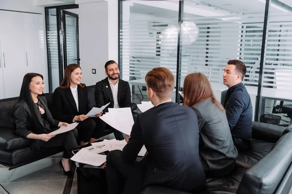 Ofis çalışanları konferans odasında toplantı yapıyor. Finans ticareti