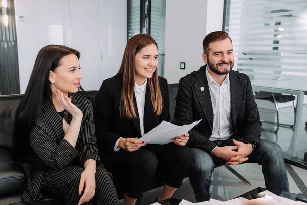 Empresários discutindo gráficos e gráficos de renda durante reunião de equipe no escritório moderno Fotos De Bancos De Imagens Sem Royalties