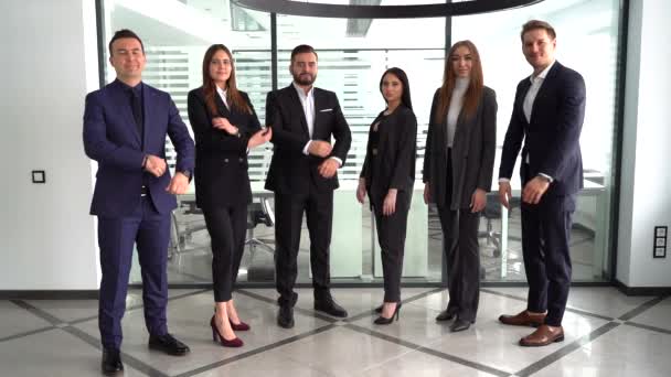 Geschäftskollegen mit Chef unterwegs, posieren im Büro vor der Kamera, Zeitlupe — Stockvideo