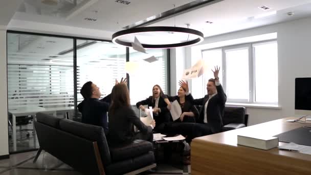 Glada glada medarbetare njuter fredagsfest tillsammans i moderna office.slow motion — Stockvideo