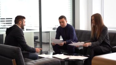 Bir grup başarılı iş adamı. Önemli bir şirket sözleşmesinin görüşülmesi.