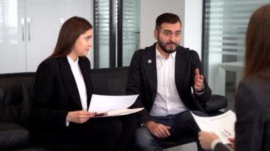 Genç bir iş kadını bir iş toplantısında sözleşme imzalar.