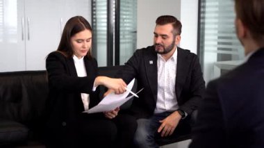 Genç bir iş kadını iş arkadaşlarıyla bir anlaşma yapıyor.