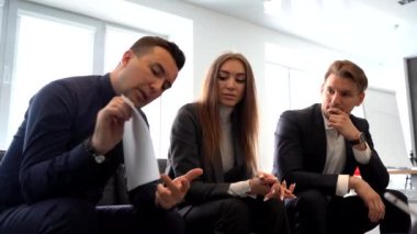 İş adamı danışma istemcisi, grafik ve diyagram içeren belge tutuyor