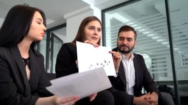 İş adamları mali raporu grafiklerde ve grafiklerde tartıştılar