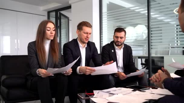 Группа бизнесменов на совещании обсуждает план работы, контракты, документы — стоковое видео