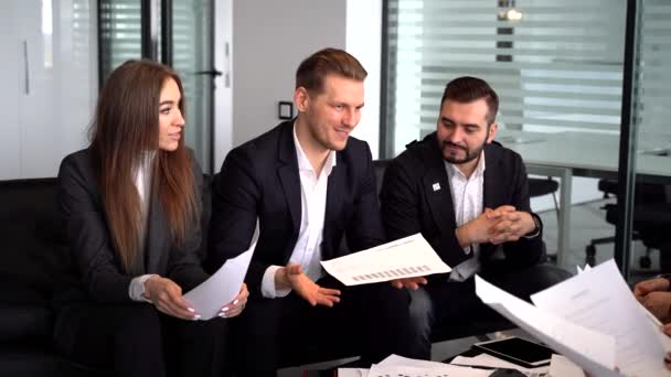 Equipo de negocios corporativos y gerente en la reunión en la oficina moderna — Vídeo de stock
