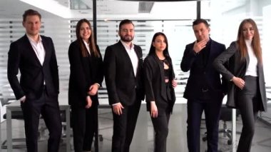 Kendine güvenen bir takım. Kameraya poz veren başarılı meslektaşlar