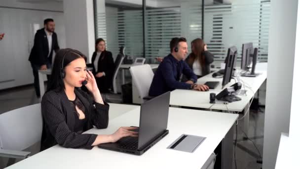 Un team di uomini d'affari che lavorano in un call center in linea . — Video Stock