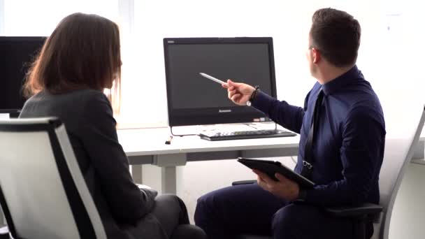 Koncentrált férfi és nő munkavállalók ülnek irodai asztalnál tárgyaló tabletta segítségével eszmecserét ötletek — Stock videók