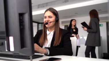İş ve teknoloji konsept hattı operatörü ve çağrı merkezinde kulaklığı var