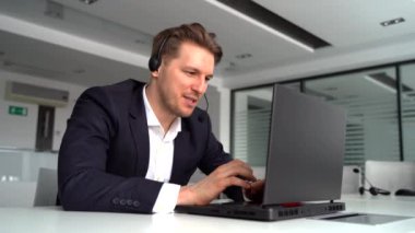 Kafkasyalı bir işadamı modern bir dizüstü bilgisayarda kablosuz internet kullanan ilginç bir webinar izliyor.