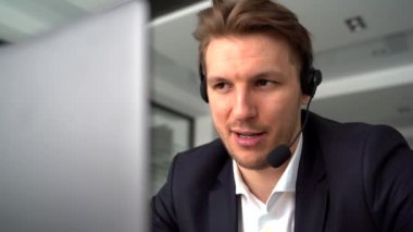 İş adamı telefonda kulaklıkla konuşuyor.