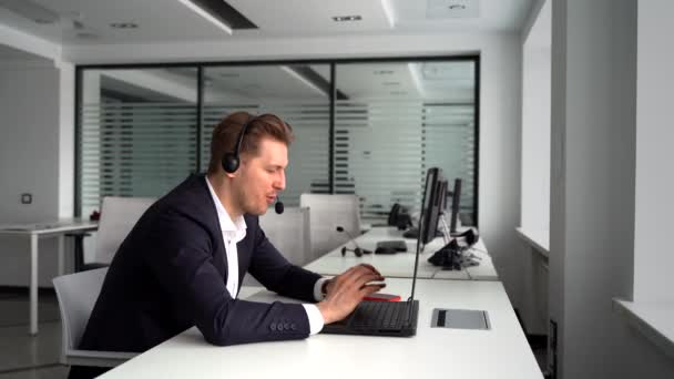 Glücklicher Geschäftsmann mit Laptop und Headset bei Videokonferenz — Stockvideo