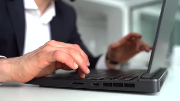 Руки на клавіатурі ноутбука. Концепція пошуку інформації, погоні, спілкування — стокове відео