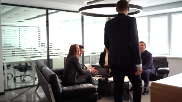 A businessman comes to a business meeting and greets colleagues — Stock Video