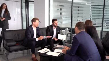 Pozitif iş kadını şirket müşterisi, müşteri dikiz görüşü, koltuklarda oturup konuşmaya hazır el sıkışma.