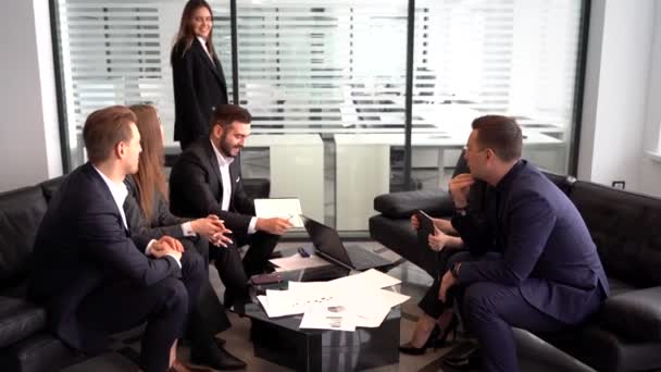Lächelnde Unterhändlerinnen von Geschäftspartnern per Handschlag beginnen Gruppenbüro-Verhandlungen — Stockvideo