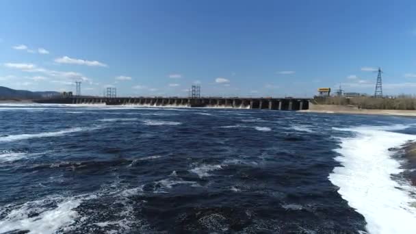Barrage jette hors de l'eau prise de vue aérienne — Video