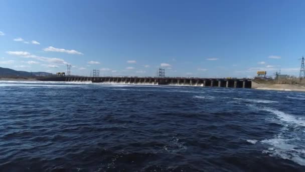 La salida de agua de la presa, el exceso de capacidad de la presa antes de la ruta de manantial del desbordamiento . — Vídeos de Stock