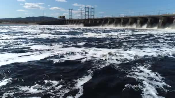 Водосброс на ГЭС — стоковое видео