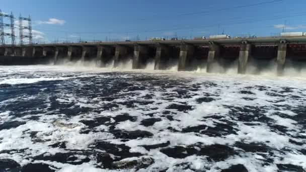 볼가 강에 있는 댐 공중 촬영 — 비디오