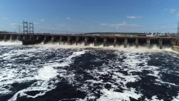 Van de waterstroom van het stuwmeer gebouwd voor de opwekking van hydro-elektrische energie — Stockvideo