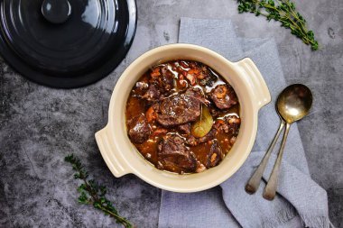 Gri arka plandaki tencerede sığır burginyon, üst görünüm.