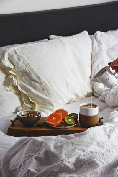 Hygge Gezond Ontbijt Bed Eetbakje Met Koffie Fruit Witte Bedlinnen — Stockfoto