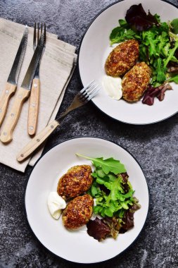 Taze salata yapraklı köfteler.