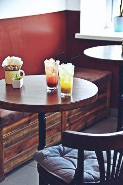 Arka planda iki bardak buzlu limonata.