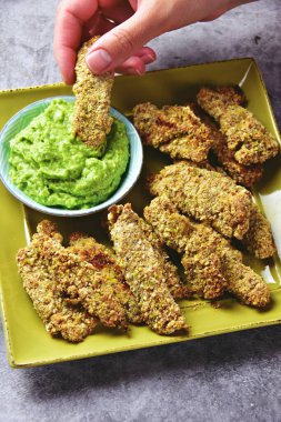 Avokado soslu Paleo tavuğu.