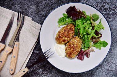 Taze salata yapraklı köfteler.