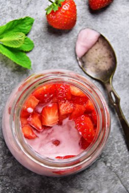 Çilekli panna-cotta tatlı
